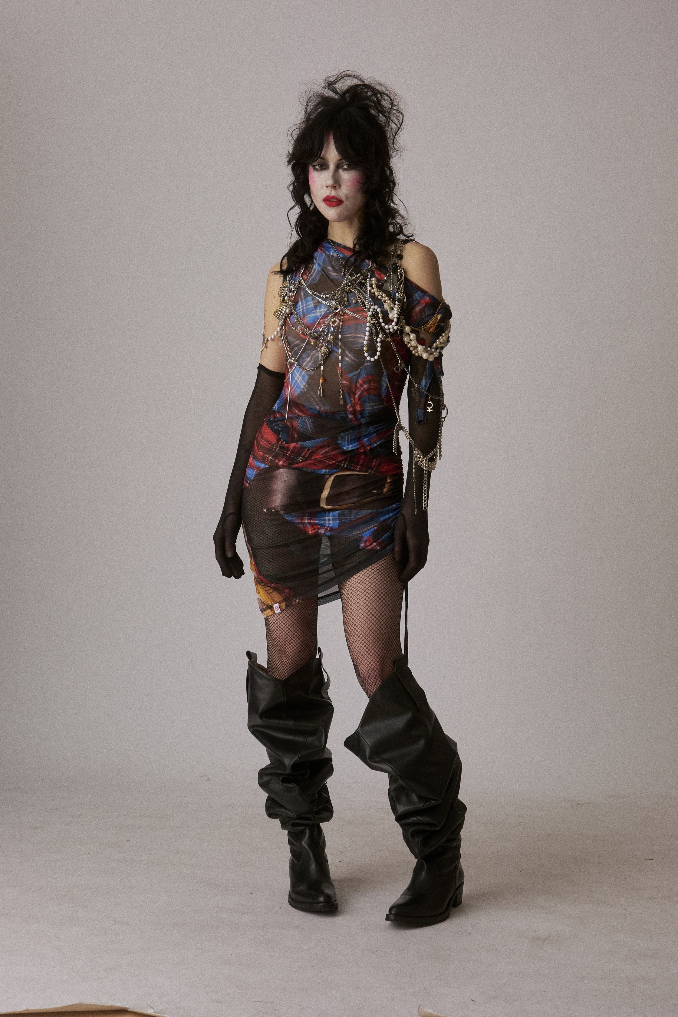 Charles Jeffrey Loverboy 2026秋冬继续以“童话式反叛”挑战性别与规范，苏格兰格纹、手工针织、玩偶配饰与夸张头饰构成近乎戏剧化的造型语言。服装在稚拙与暗黑之间游走，像一场带有朋克精神的成人童话，表达边缘身份的自我认同与情绪释放。这不是可被轻易驯化的时装，而是一种对主流秩序的持续挑衅-顽石频道趋势研究